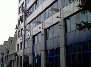 alpinistyczne mycie okien budynku